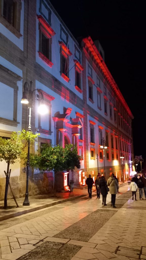 Vie del centro storico di Sciacca illuminate di sera