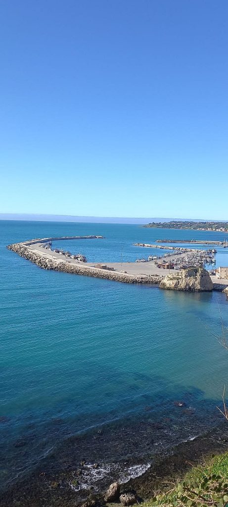 Molo e mare cristallino del porto di Sciacca