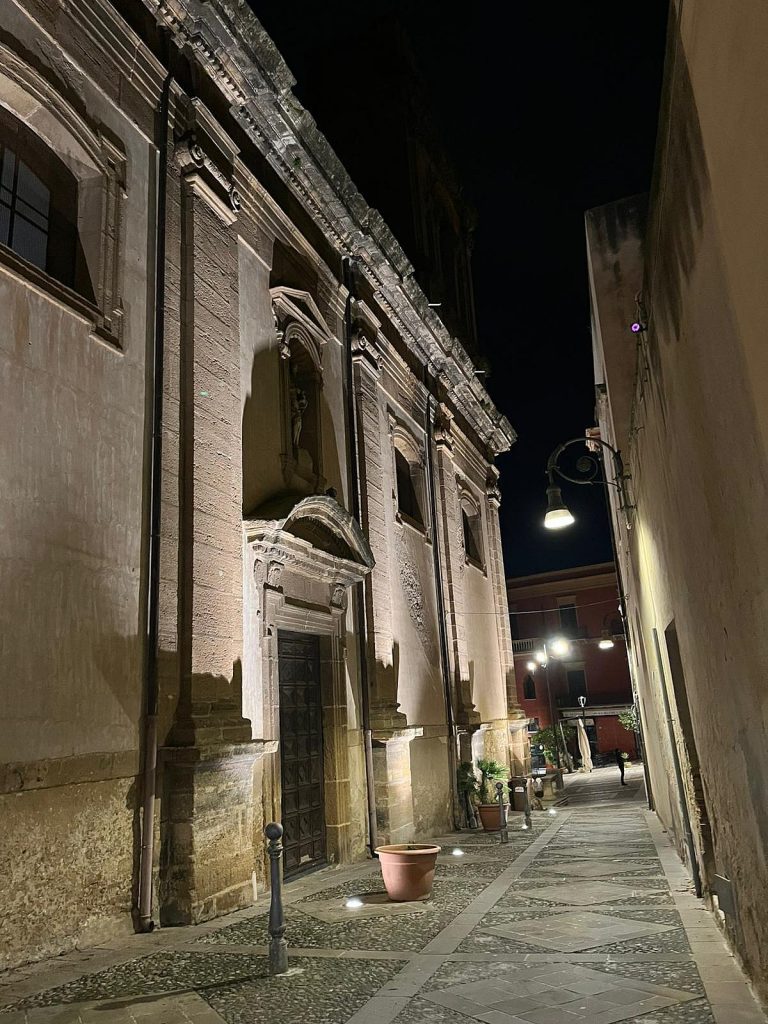Strada barocca illuminata di notte a Sciacca