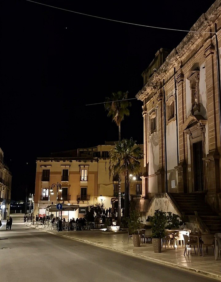 Piazza del centro storico di Sciacca di notte