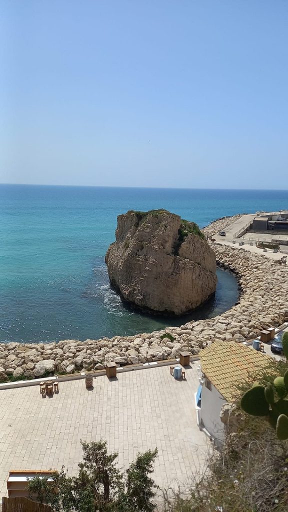 Scogliera e cala sul mare di Sciacca