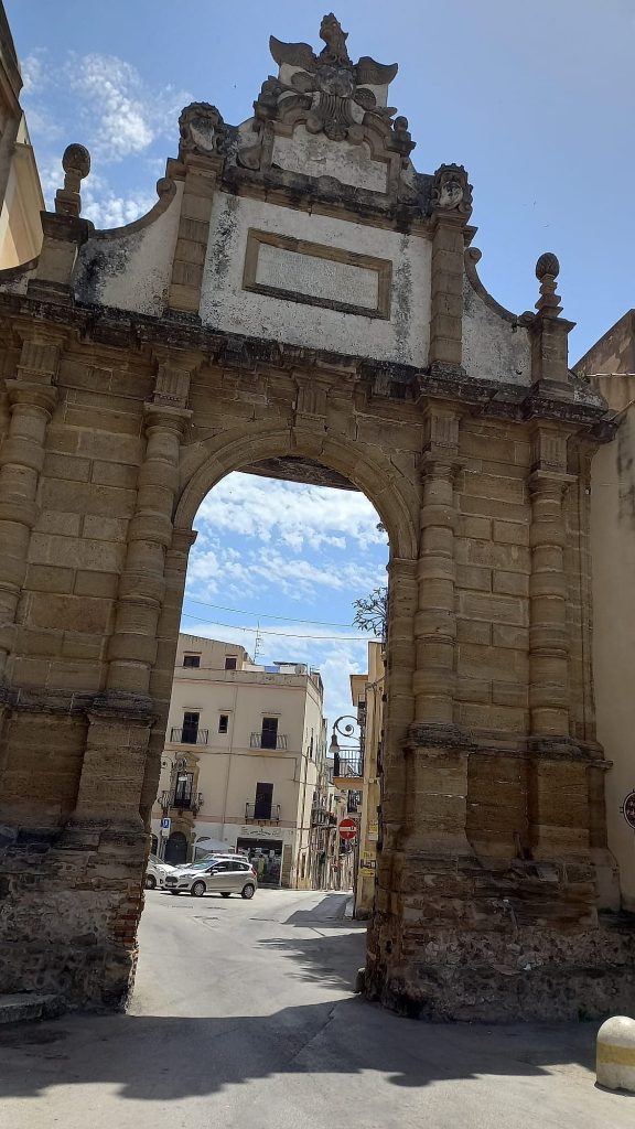 Antico portale in pietra del centro storico di Sciacca